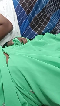 Bini rumah saree hijau menjilat pepek orgasme