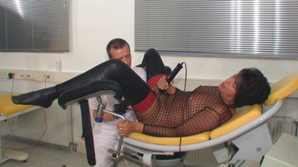 Rubber & Clinic Studio - 1ATOYS: Анальна мастурбація з оргазмом мокрої сечі
