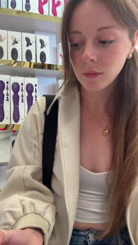 Vlog sexuel ! Magasinez avec moi pour un nouveau jouet puis regardez-moi l’utiliser !