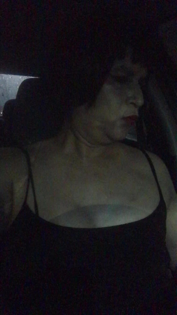 Emmanat studios: EmmaNataly Horney Tgirl buitenshuis auto