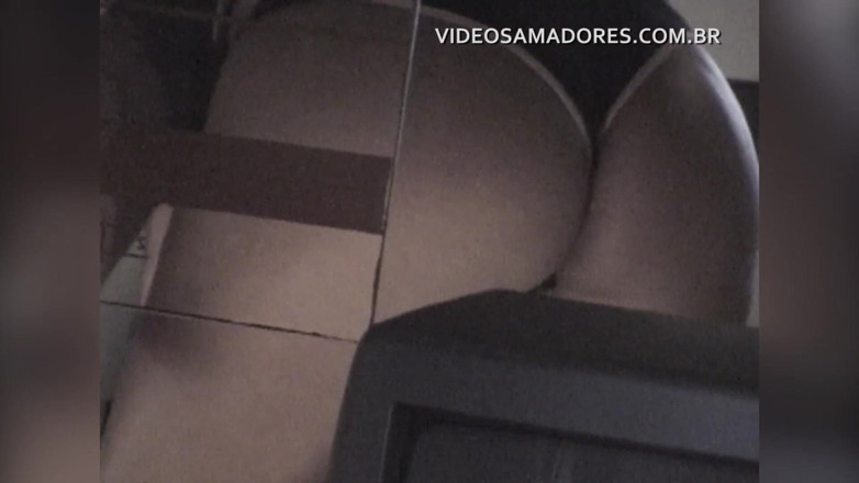 Amateurs videos: Seorang lelaki cuckold merakam seks isterinya dengan lelaki lain