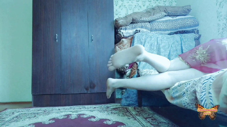 Kitty_Cross: Сногсшибательный фембой показывает ноги в блестящих колготках