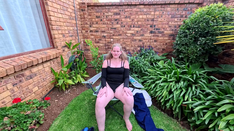 Kinky Taboo Me: Fumando um cigarro nu ao ar livre depois de tirar...