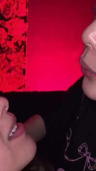 Yua Nanami'nin üzerine tükürük yalıyor Tsubaki Kato ile yakalanan fantezisini yaşıyor