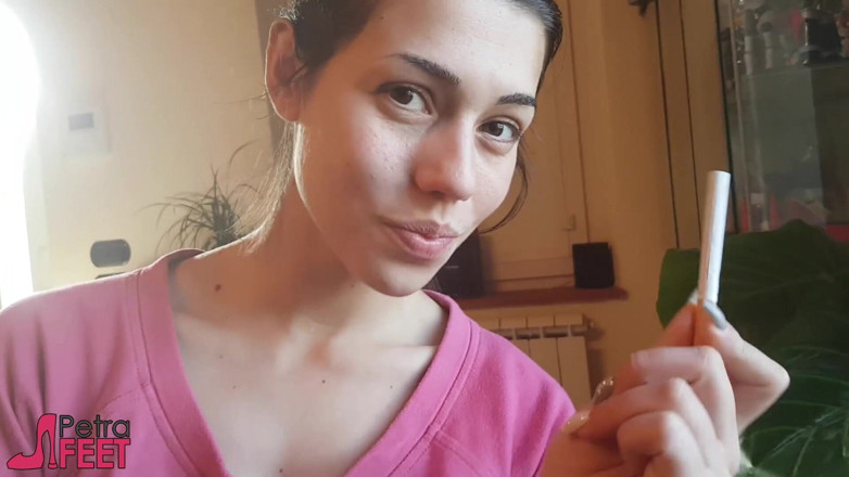 Smokin Fetish: Una seducente ragazza italiana fuma un sigaro in primo piano...