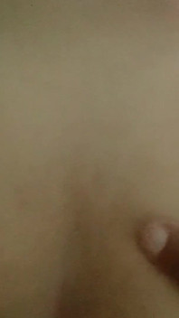 娇小的大屁股美女享受她的小穴伸展程序与尖叫。
