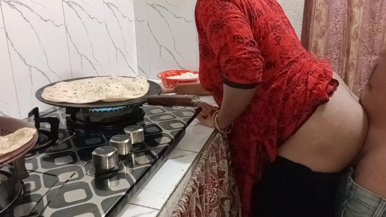 QueenbeautyQB: Video sex mẹ kế Ấn Độ trong nhà bếp