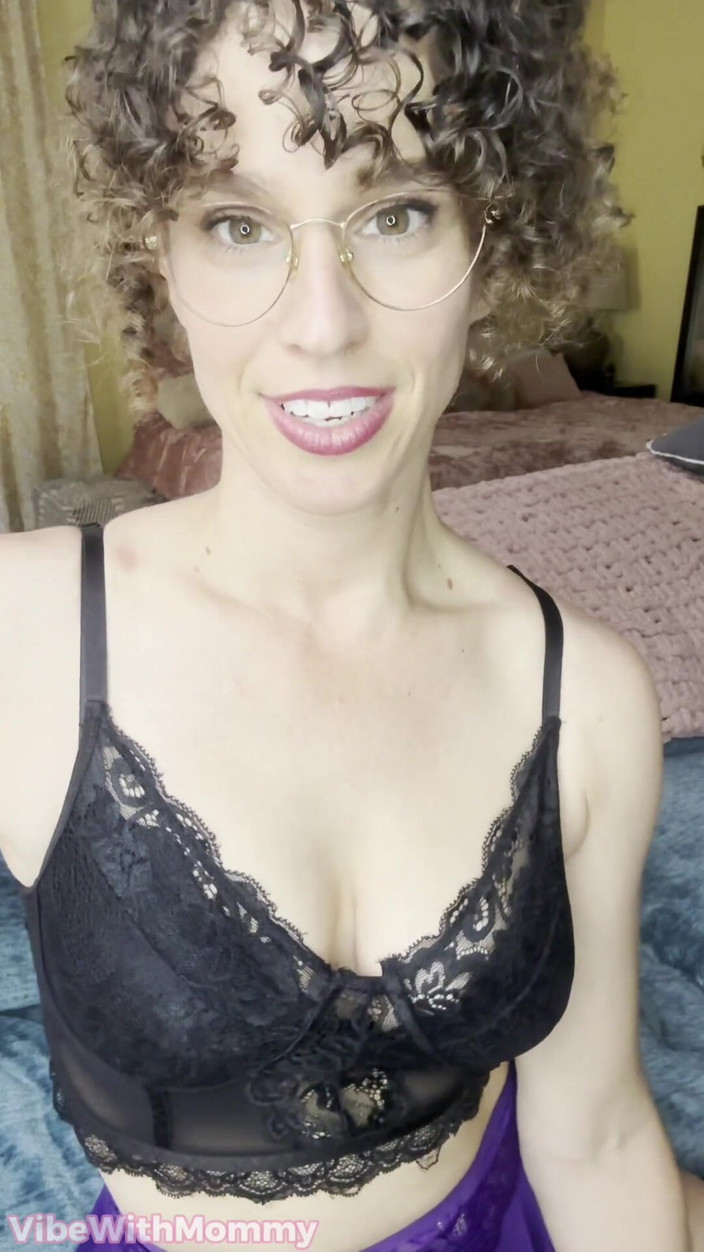 VibeWithMommy: ドミーママストラップオンPOV JOI