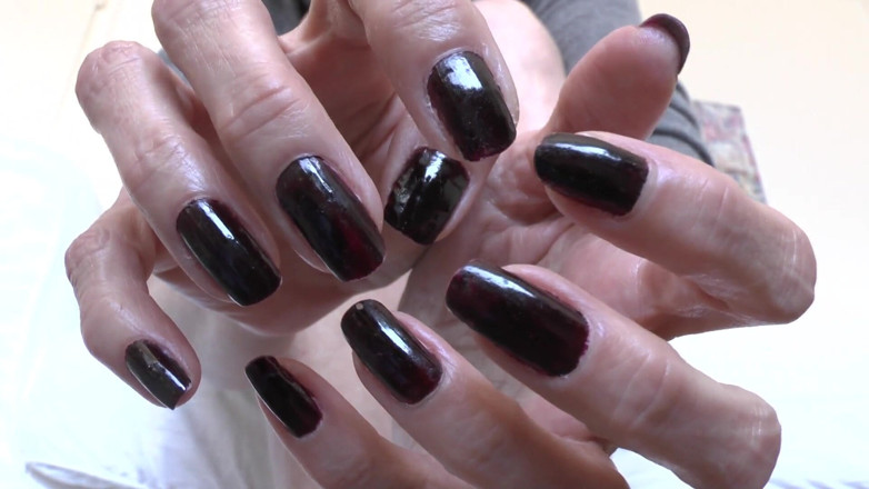 Lady Victoria Valente: Dunkle fingernägel und glänzende beine teil 1, lady victoria Valente