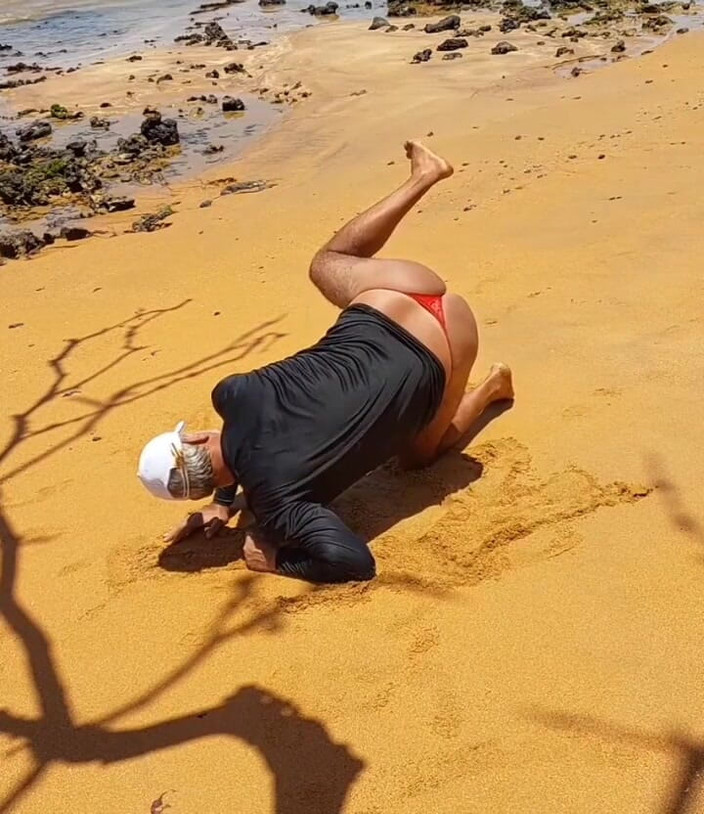 Ladysilvas: Ladysilva在海滩上展示她穿着内裤的热辣屁股