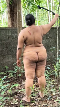 Indiana gordinha ficando nua na floresta