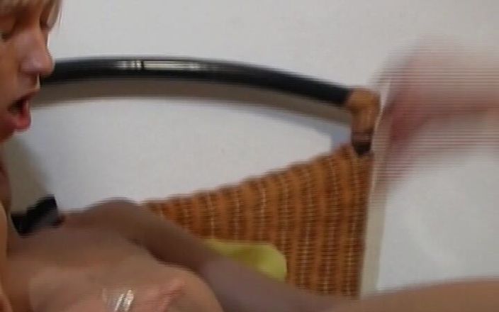 Deutsche XXX Filme: 오럴 쓰리섬에서 자지를 공유하는 두 명의 음란한 독일 밀프