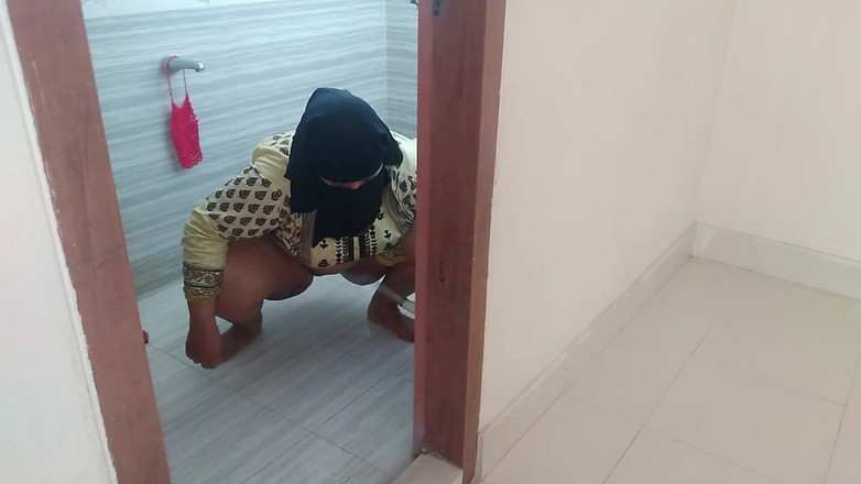 Aria Mia: बाथरूम में पड़ोसी आंटी को चोदो!