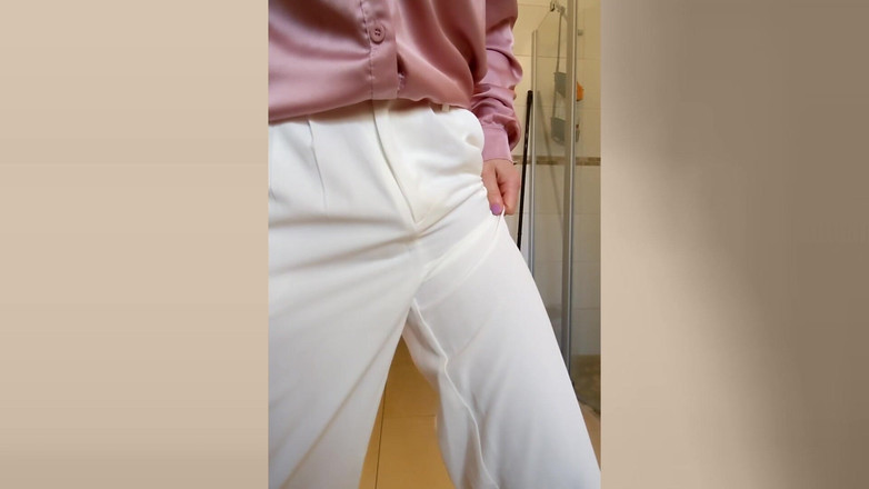 TV_Helena: Kullanılmış ve aşağılanmış! Travesti içine işemeli, iki adam boşalıyor ve üstüne...