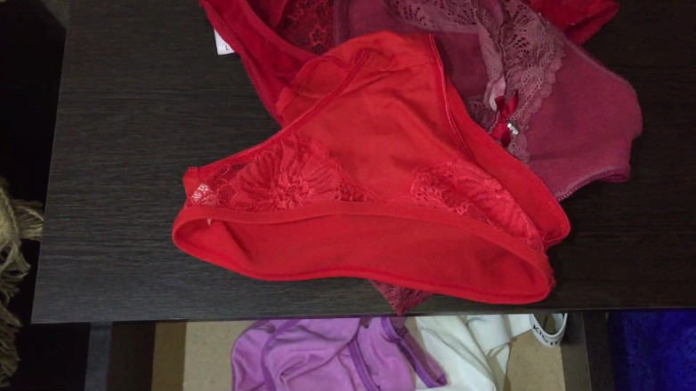 Lux Eva: Alice mostra le sue nuove mutandine