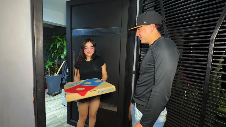 SaraRogeers: Duas lindas garotas colombianas pedem entrega de pizza. Eles pagam...