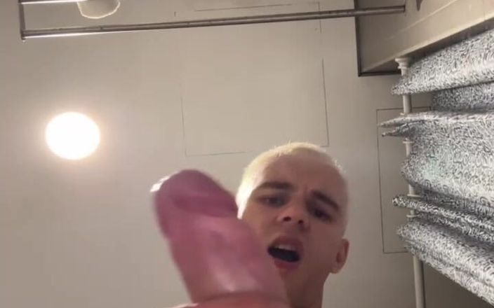 Max_Russell: Šel jsem na záchod v hostelu a rozhodl jsem se...