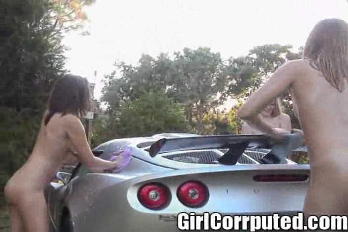 Girl Corrupted: 3 donne bollenti con le tette piccole autolavaggio lotus!