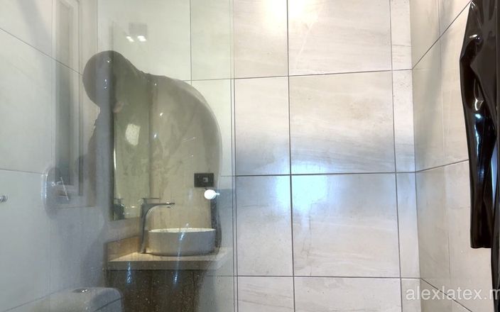 Alex Latex: Mandi setelah merekam dengan cewek suram - alex latex