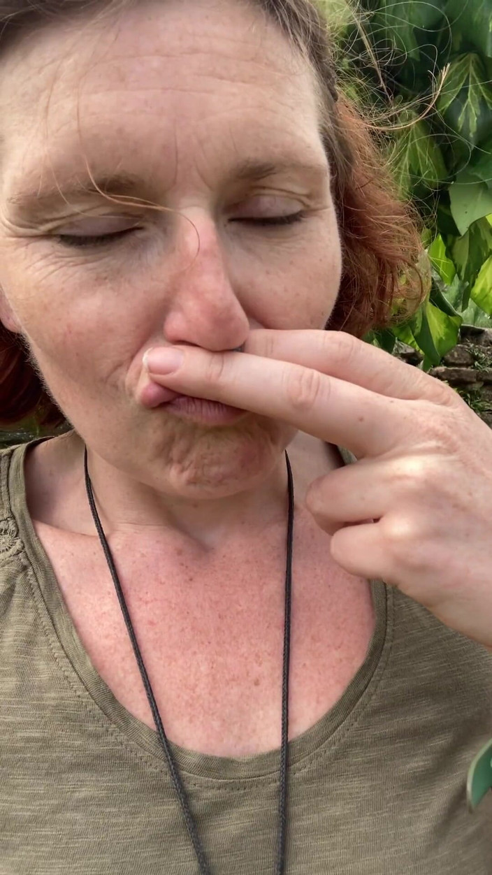 MistressWriggler: Cheirando meus dedos fedorentos de buceta em um jardim isolado,...