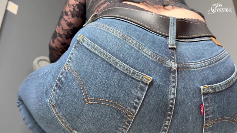 Miss Adrastea: Kom hard klaar onder mijn kont in een spijkerbroek! Jeansfetisj...