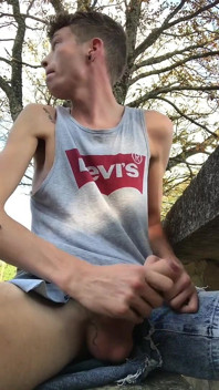 Twink com abs de seis pacotes & pau monstro - perigoso ao ar livre solo masturbando ejaculação
