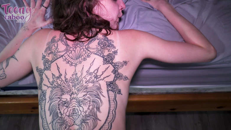 Teenytaboo: Làm cho người trông trẻ ướt át