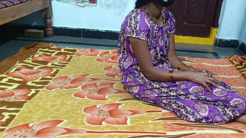 Desihotcouple: Indian Village Gorąca żona domowej roboty cipki palcami pieska Fuking