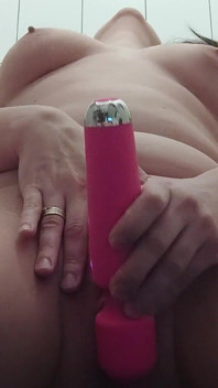 Masturbarsi in bagno con la mia bacchetta magica per il tuo sperma