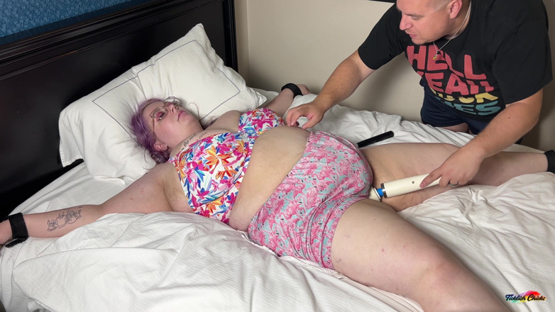 Ticklish Chicks: Fetcon '25: Lolos10toes on iki kez boşalıyor