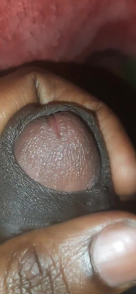 เขากำลังดูแลความต้องการส่วนตัวของตัวเองอย่างส่วนตัว