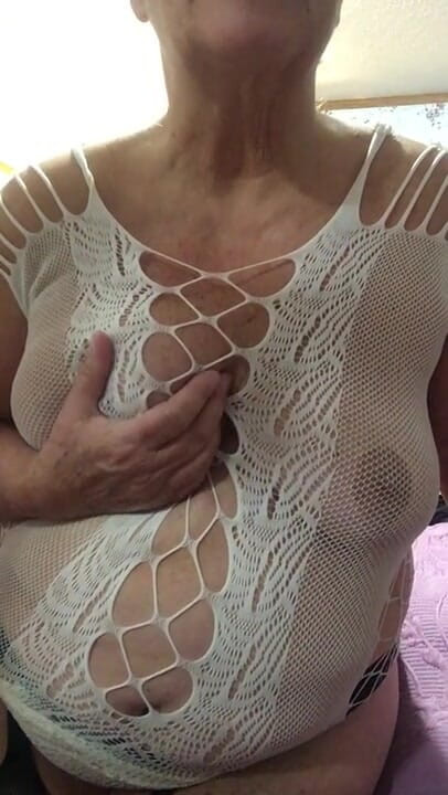 Big Ass 4 U: Une mamie pulpeuse et dévergondée montre toutes ses friandises