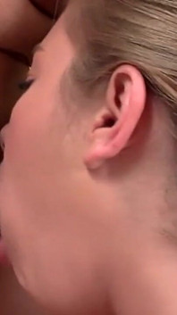 Nadržený muž rozbije prsatou teenagerku s těsným zadkem na podlaze