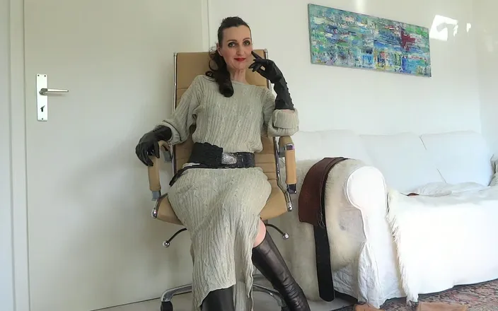 Lady Victoria Valente: Wide tight belts part 1