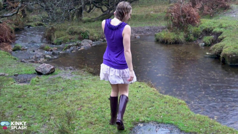 UKCuteGirl: Welly Sploshing in Boots and No Panties!