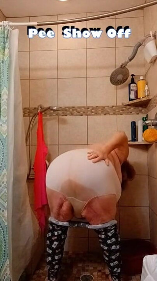 BBW nurse Vicki adventures with friends: Đi tiểu khoe hàng
