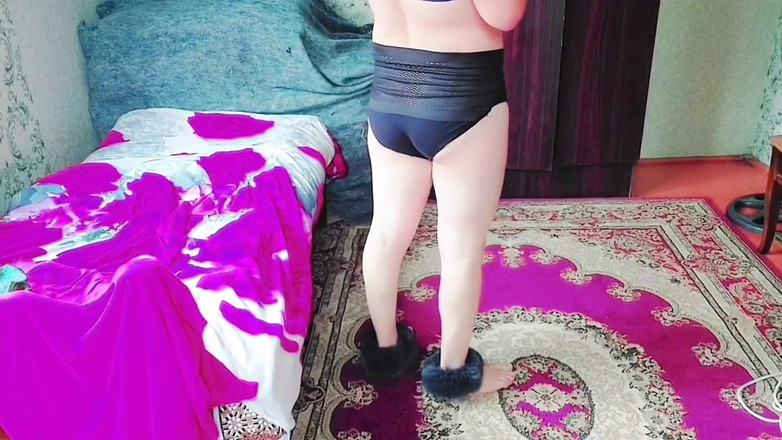 Kitty_Cross: Cewek hot ini lagi asik muasin memeknya dengan rok mini...