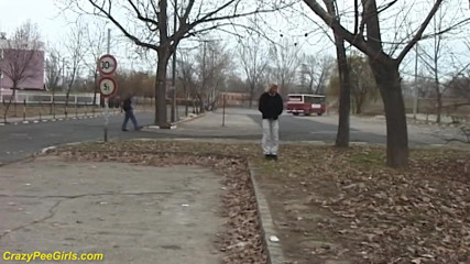 Crazy pee girls: Młoda dziewczyna sika na ulicy