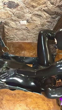 Alex Latex je používán jako skutečná gumová děvka část 2