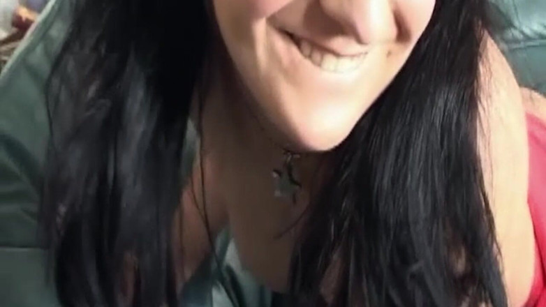 Bangora clips: Dojrzała brunetka MILF rozprzestrzenia się do Głębokiego walenia cipki