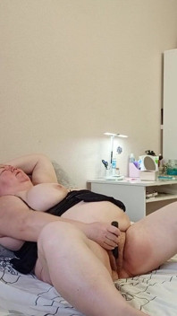 Schwiegermutter masturbiert ihre großen löcher