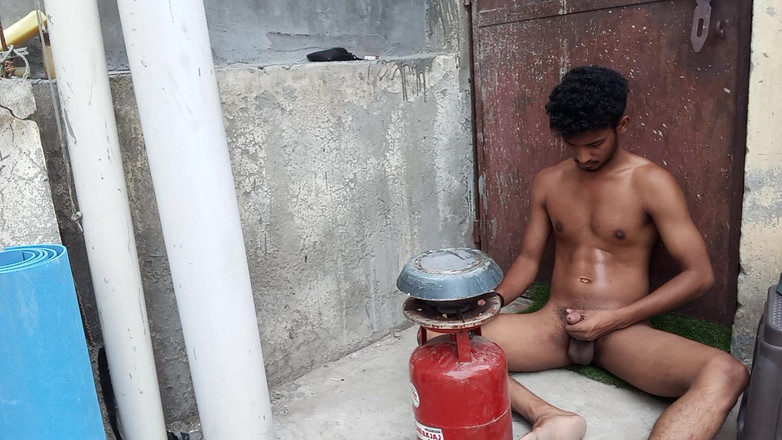 Curlyboy: Chico indio desnudo masturbando semen mientras hace su comida en...