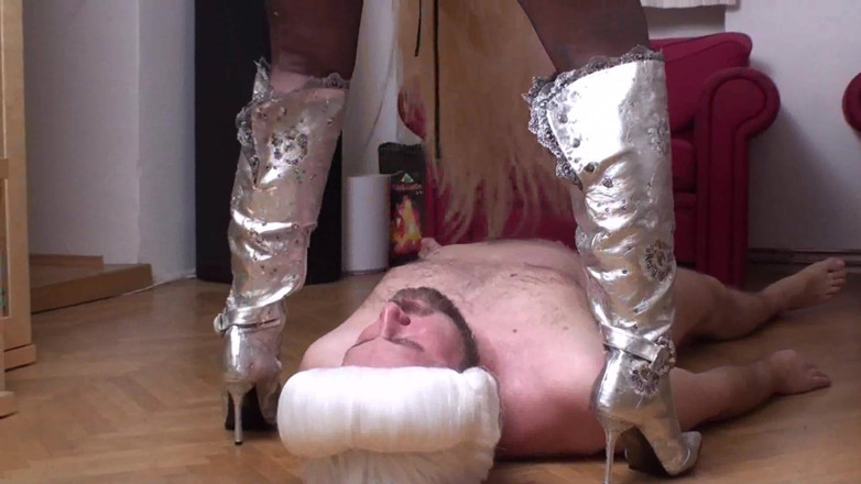 Foot Girls: Mozartkugel is served