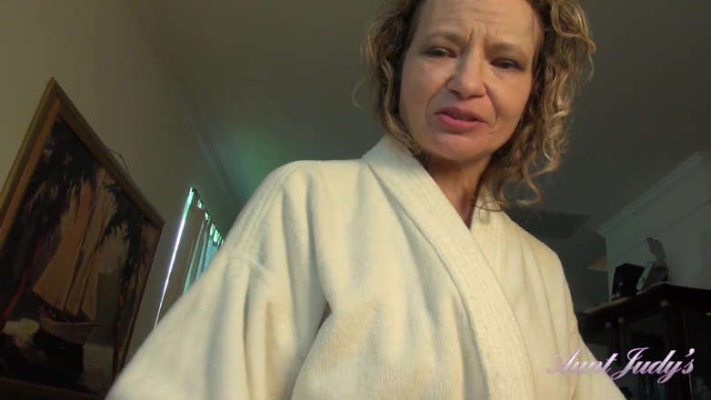 Aunt Judy's: 밀프 포르노를 보고 있어 알고 있는 음란한 새아빠 Tia - POV