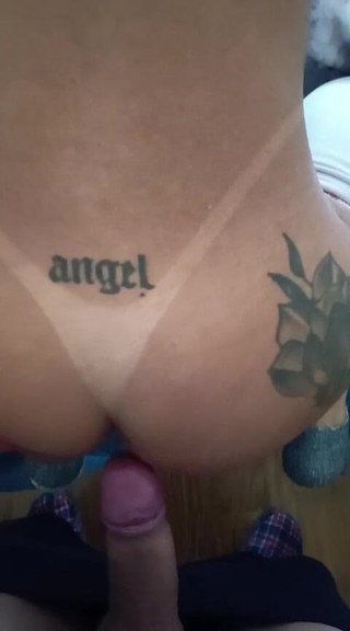 EvellynSilva: Он играет с задницей May