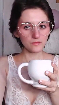 Camgirl voller busch unter dem nachthemd