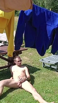 Beim Aufhängen der Wäsche