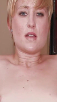 Surový hardcore: blondýnky kouří ptáka a jsou ošukané v každé poloze