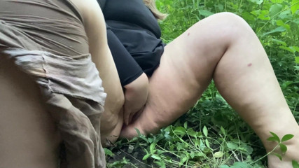 Elena: Nadržená MILFka zvlhla vzrušením a šukala se v parku