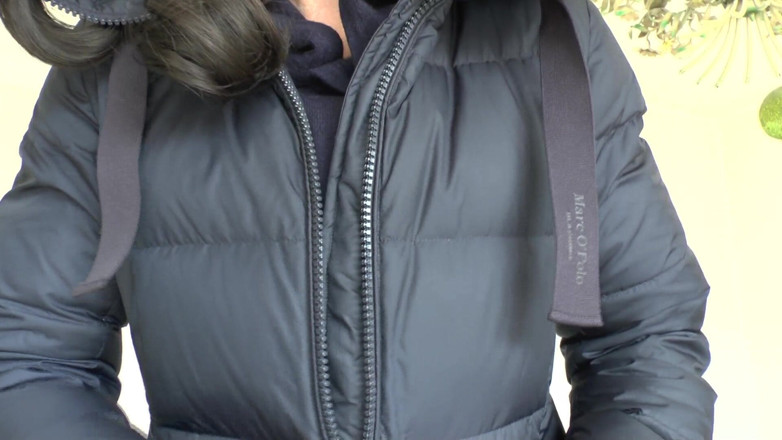 Lady Victoria Valente: Prueba de cremallera en un abrigo de bolsillo azul oscuro,...